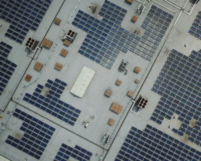 แผงโซล่าคุณภาพสูง vs ราคาถูก ต่างกันตรงไหน? เรื่องที่หลายคนคิดผิดเรื่อง “ต้นทุนจริง”