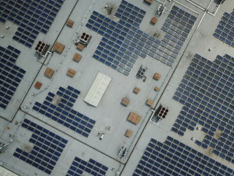 แผงโซล่าคุณภาพสูง vs ราคาถูก ต่างกันตรงไหน? เรื่องที่หลายคนคิดผิดเรื่อง “ต้นทุนจริง”