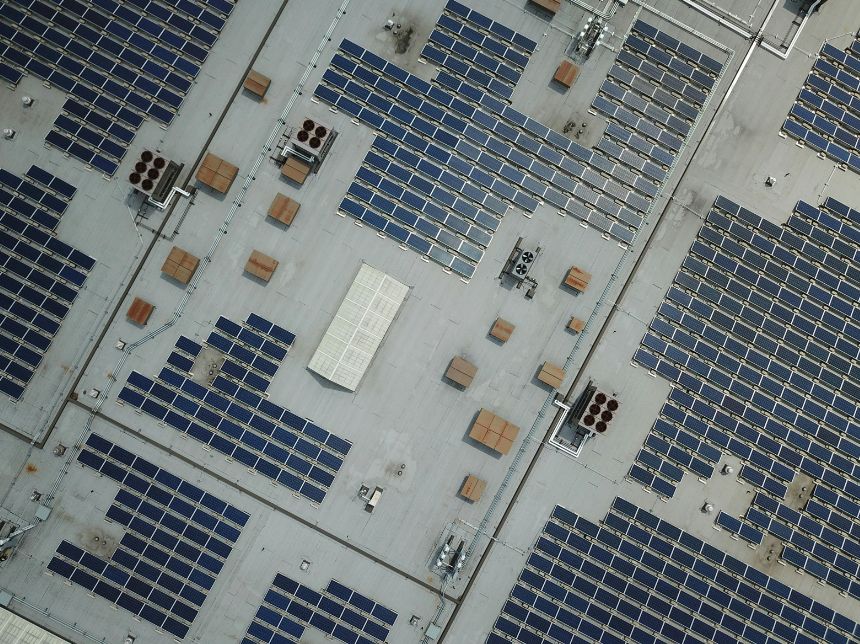 แผงโซล่าคุณภาพสูง vs ราคาถูก ต่างกันตรงไหน? เรื่องที่หลายคนคิดผิดเรื่อง “ต้นทุนจริง”